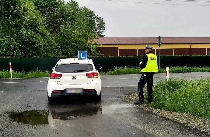 Policjanci ukarali instruktora nauki jazdy.