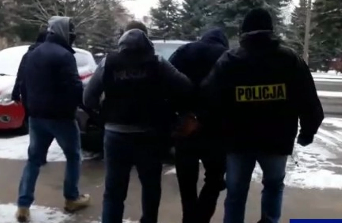 Policjanci z Komendy Wojewódzkiej Policji w Olsztynie zatrzymali 38-letniego Marcina K. Mężczyzna poszukiwany był m.in. za pobicia i oszustwa. Kompletnie zaskoczonego mężczyznę policjanci zatrzymali w jednym z pensjonatów na terenie powiatu bartoszyckiego.